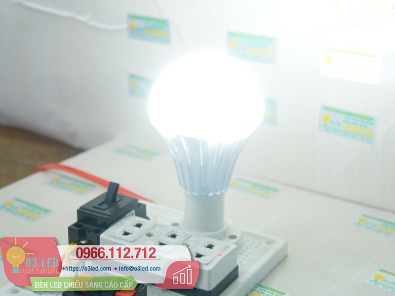 Đèn LED búp 12W tích điện khi có điện
